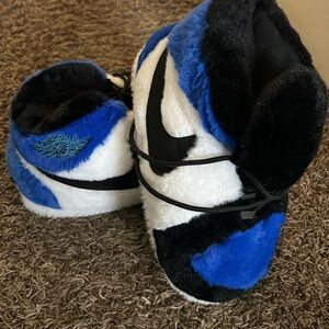 Jordan fluffy slippers
